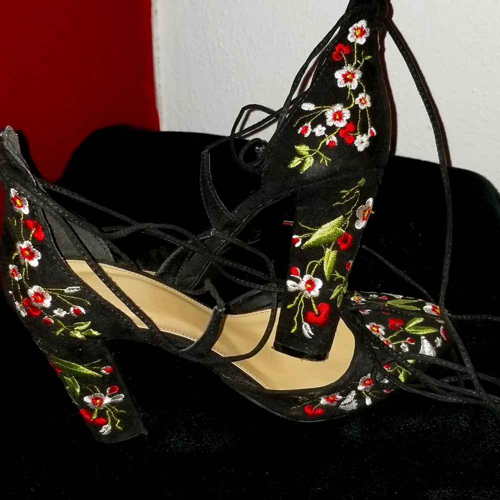 Forever 21 embroidered Black heels